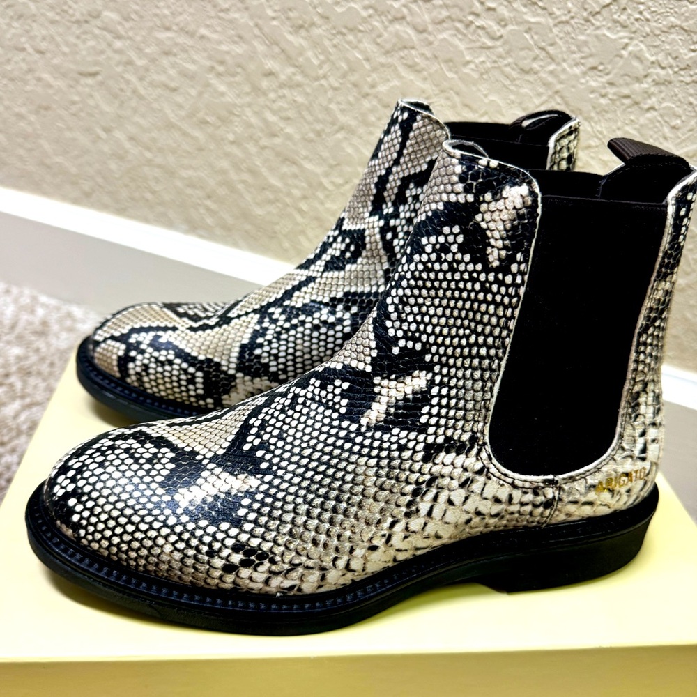 Gorgeous boots 100 % calf leather by Axel Arigato